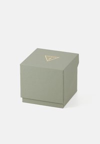 Rechthoekige geschenkdoos in gestructureerd lichtgroen materiaal. Heeft een gouden driehoeklogo op de bovenkant. Gesloten ontwerp met een veilige schuifdeksel.