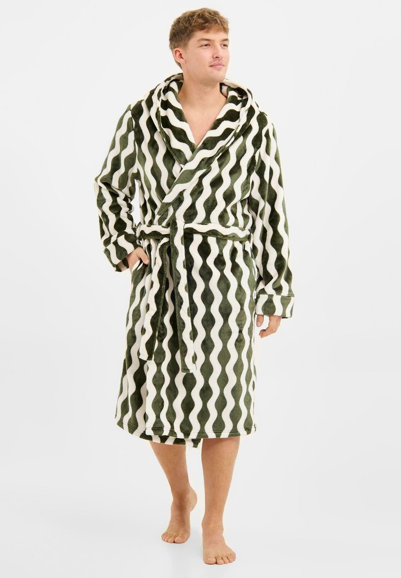 Grøn- og hvidstribet badekåbe lavet af blødt plys stof. Har et sjalskrave og bælte i taljen. Længde under knæet, med lange ærmer.