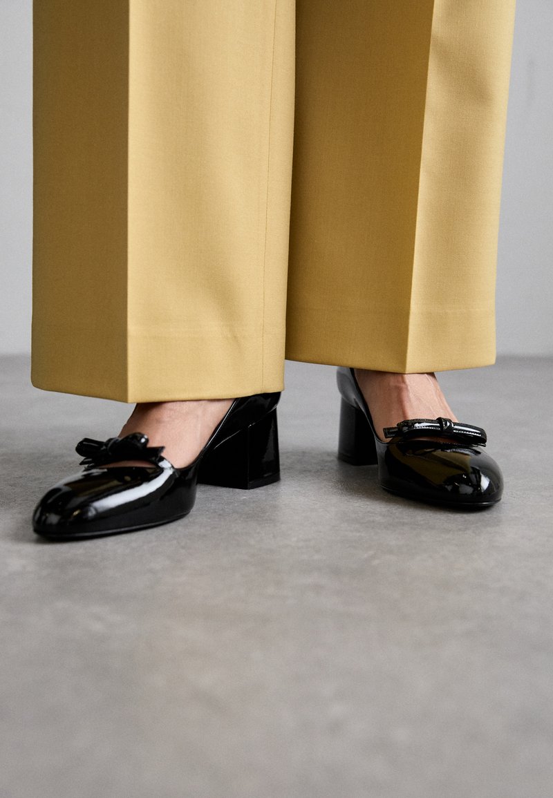 Stuart Weitzman - FELICITY BOW BLOCK - Klassikalised kontsakingad - black, Suurenda