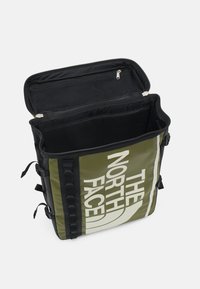 The North Face BASE CAMP FUSE BOX - Ruksak - forest olive/black