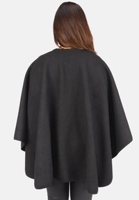 Schwarzer Wollponcho mit einem lockeren, fließenden Design, abgerundeten Kanten und weiten Ärmeln. Der Stoff hat eine weiche Textur und minimale Nähte.