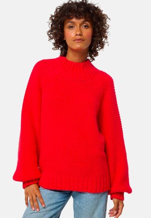 Pull en tricot rouge avec un col haut à côtes, des manches longues et une coupe décontractée. Présente un motif texturé et un ourlet à côtes.