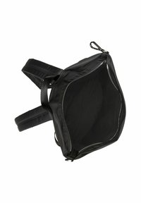 Sac à dos en nylon noir avec des bretelles rembourrées, de forme arrondie, fermeture éclair et texture lisse. L'intérieur est spacieux et non doublé, avec un design simple.