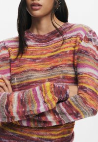 Maglione lavorato a maglia multicolore con strisce vivaci in rosa, giallo, marrone e arancione, con collo rotondo e maniche lunghe.