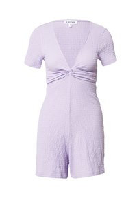 Lila korte romper met korte mouwen, een V-hals en een twist-voorpand detail. Gemaakt van textuurstof met een aansluitende snit en korte broekjes.