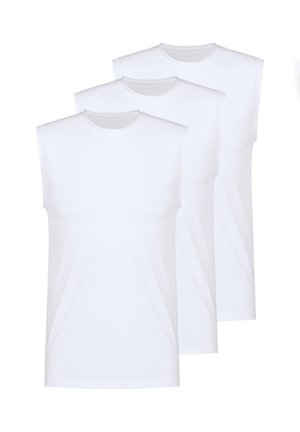 Tre ensfarvede hvide ærmeløse t-shirts med rund hals, arrangeret i et forskudt overlappende mønster på en hvid baggrund.