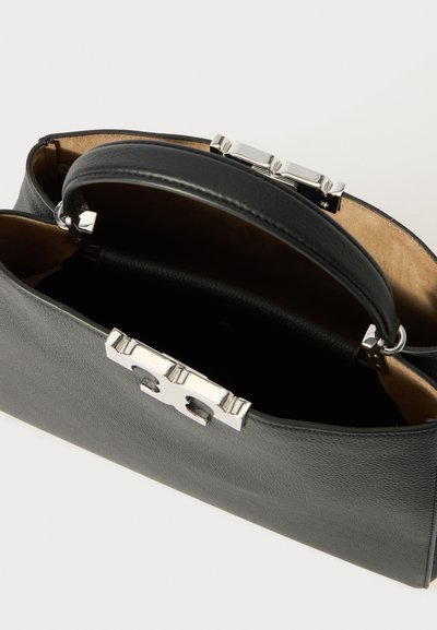 Bolso de mano de piel negra con una forma estructurada, cierre de hardware plateado y forro beige. Presenta un asa en la parte superior para llevarlo.