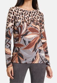 Top met lange mouwen met een luipaardprint en bloemenpatroon in aardetinten, gemaakt van zachte stof met een ontspannen pasvorm en ronde halslijn.