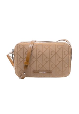Rechthoekige beige Calvin Klein crossbody tas met monogrampatroon, verstelbare leren schouderriem en ritssluiting aan de bovenkant.