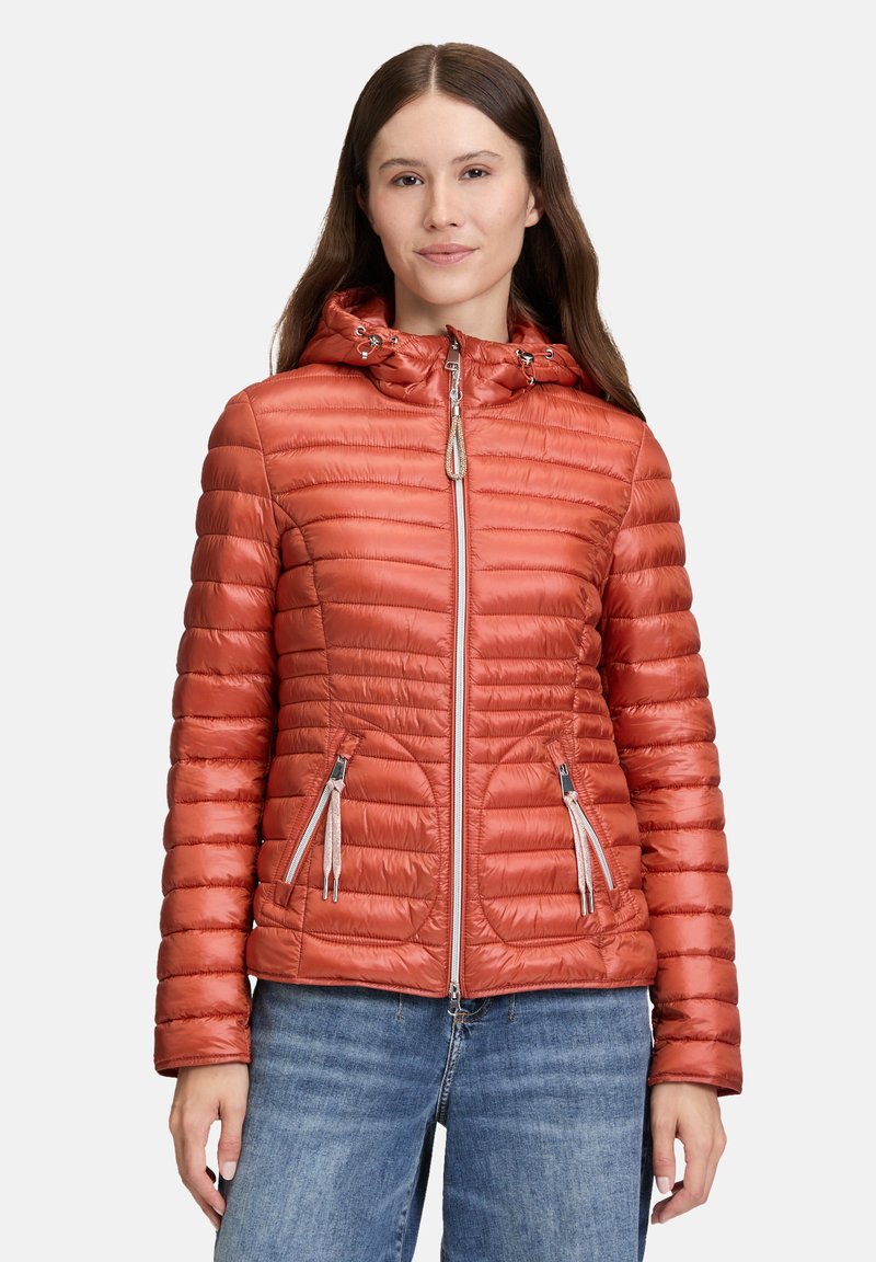 Polstret zip-up jakke i orange med hætte, prydet med ribbestruktur, sidelommer og kontrasterende lynlåsdetailler.