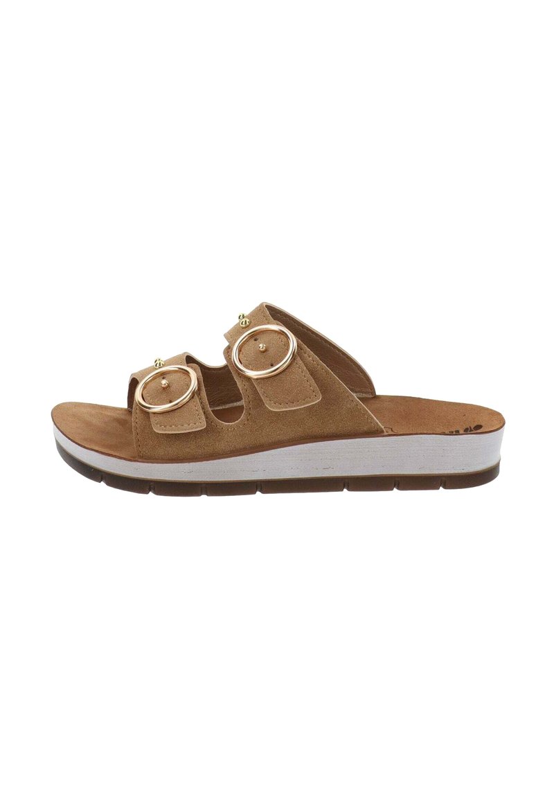 Sandalo slip-on in suede marrone con due accenti in metallo dorato a forma circolare, una soletta imbottita e una suola intermedia bianca. Design con suola piatta.