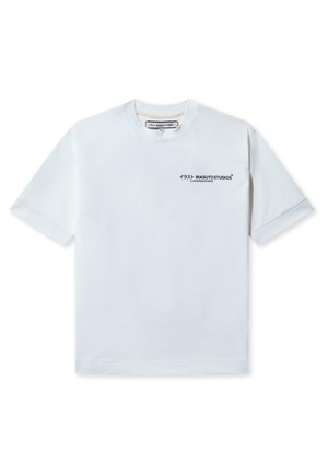 Camiseta de algodón blanca con mangas cortas, un escote redondo y un detalle de texto impreso en negro en el lado izquierdo.