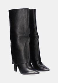 Botas de cuero negro hasta la rodilla con puntas afiladas, diseño ajustado y tacón cilíndrico alto. Textura suave, detalles mínimos y acabado elegante.