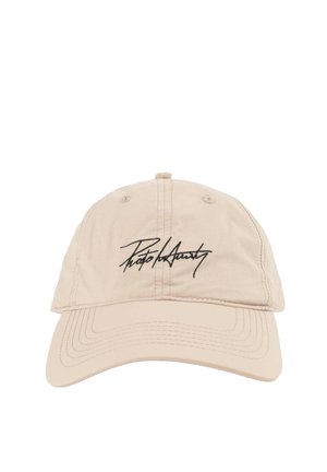 Beżowa czapka baseballowa z zakrzywionym daszkiem i czarnym tekstem pisanym kursywą wyhaftowanym na środku przodu.