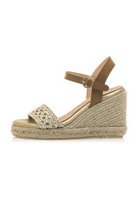 Braune Wedge-Sandalen mit Knöchelriemen, einer gewebten Textur-Akzentuierung und einer goldfarbenen Verzierung im oberen Bereich, ausgestattet mit einer Jute-Sohle.