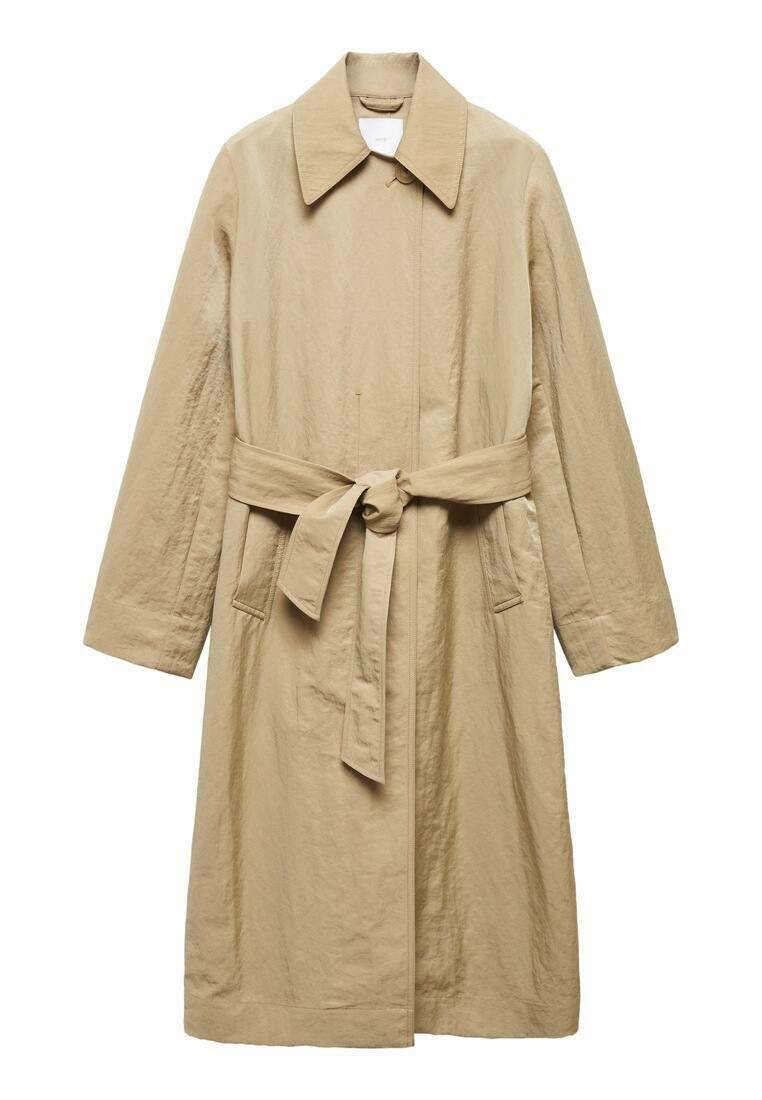Gabardina beige, de longitud media, con un cuello amplio, mangas largas, cinturilla y bolsillos laterales. Tejido texturizado con un detalle mínimo.