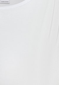 Weißes, weiches T-Shirt aus Stoff mit rundem Ausschnitt. Das Material hat eine glatte Textur mit subtilen Drapierungsdetails. Markenlabel am Ausschnitt sichtbar.