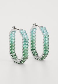 Boucles d'oreilles en forme de créoles avec des pierres précieuses vertes et aqua, munies de quincaillerie en argent, présentant une rangée de pierres rectangulaires dans un design flexible.