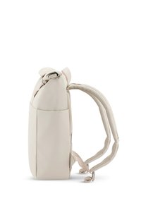 Beige rugzak, geometrische vorm, gladde stof, verstelbare gewatteerde schouderbanden, buitenvak, afgeronde bovenkant, minimalistische esthetiek.