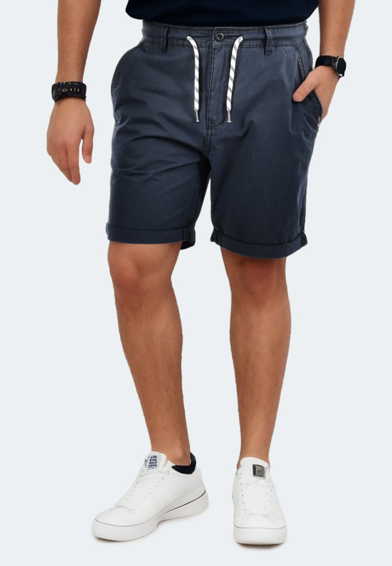 Marineblaue Baumwollshorts mit umgeschlagenen Säumen, Fronttaschen und einem Knopfverschluss. Mit weißen Kordeln im Karomuster.