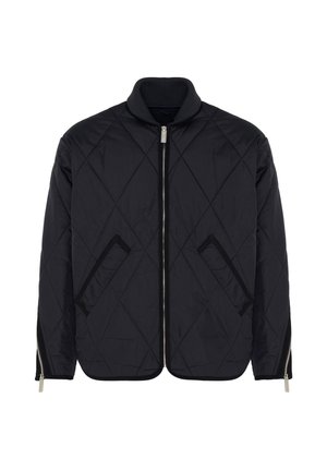 Veste noire matelassée avec fermeture éclair sur le devant, deux poches inclinées, col côtelé et fermetures éclair aux poignets, présentée sur fond blanc.