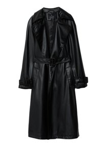 Cappotto trench in pelle nera con ampio colletto, cintura in vita e polsini arrotolati, dotato di due tasche laterali e una superficie liscia.