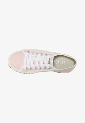 Lyserød canvas-sneaker med hvide snørebånd, hvid kant og teksten "JOOP" synlig på indersålen og sålekanten.