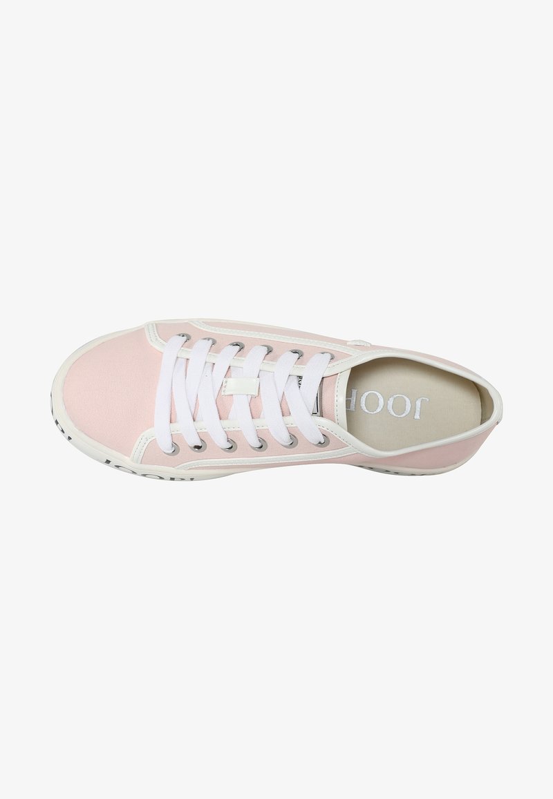 Baskets en toile rose clair avec lacets blancs, liseré blanc et texte "JOOP" visible sur la semelle intérieure et le bord de la semelle.