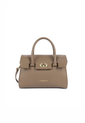 Borsa in pelle beige con design strutturato, hardware dorato, manico superiore e tracolla removibile. Presenta una chiusura a pattina.