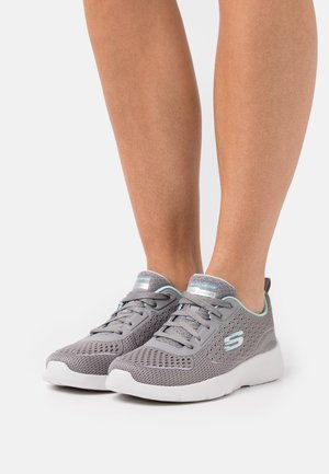 Lätta grå sneakers med meshtyg upptill, snörning, mintgröna detaljer och vita gummisulor. Har en texturerad yta och vadderad krage.