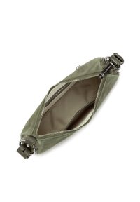Borsa a tracolla verde in suede con zip argentata aperta, che mostra l'interno in tessuto beige e una piccola tasca interna.