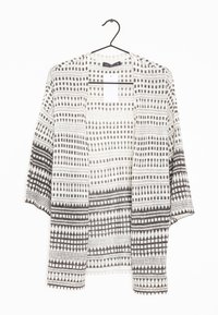 Kimono-Kimono-Cardigan aus leichtem Stoff mit geometrischem Schwarz-Weiß-Muster, das Zickzack- und Rasterdesigns zeigt, offenem Vorderteil und kurzen Ärmeln.