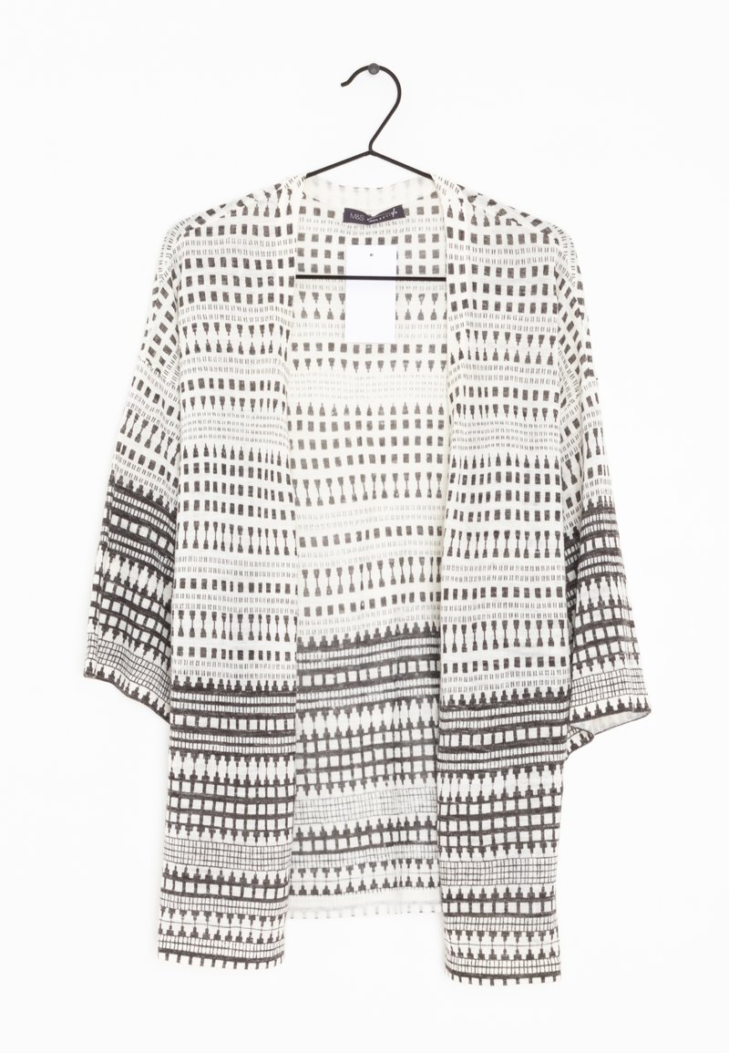 Kimono-Kimono-Cardigan aus leichtem Stoff mit geometrischem Schwarz-Weiß-Muster, das Zickzack- und Rasterdesigns zeigt, offenem Vorderteil und kurzen Ärmeln.