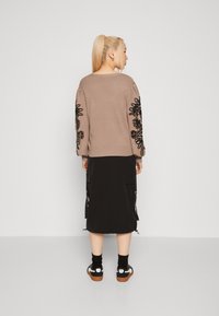 Object OBJJOANA  - Pullover - fossil/black