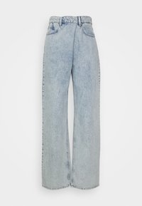 Jeans a gamba larga di colore azzurro chiaro con vita alta, dotati di un design a cinque tasche, cuciture in vista e una texture leggermente sbiadita.