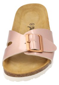 Rosa lackläder slide sandal med en bred rem och en guldfärgad metallspänne. Polstrad brunt innersula och en vit, texturerad sula.