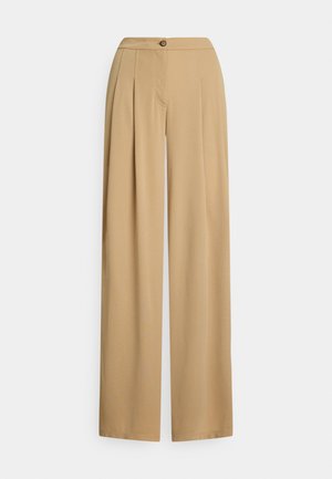 Pantaloni beige a gamba larga realizzati in tessuto liscio. Presentano una chiusura con bottoni, pieghe sul davanti e una vestibilità rilassata con una silhouette dritta.