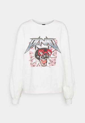 Hvid sweatshirt med et grafisk design af en panter med røde briller, ledsaget af sølvtekst og et pink baggrundsmønster.