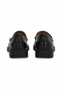 Zapatos de cuero negro con un acabado suave, punta redondeada, tacón bajo y detalles de costura a lo largo de los bordes superiores.