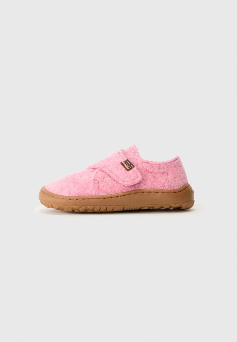 Chaussure enfant en feutre rose à enfiler avec semelle en caoutchouc marron et bride Velcro réglable sur fond clair.
