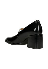 Czarne lakierowane buty na obcasie z okrągłym noskiem, masywnym słupkowym obcasem i wycięciem na kostce. Gładka powierzchnia.