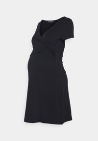 Vestido de maternidade preto, mangas curtas, design cruzado, tecido suave, até aos joelhos, com um corpete ajustado que acomoda a barriga em crescimento.