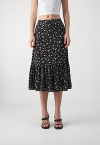 Falda midi negra con flores, con un dobladillo con volantes, que presenta pequeñas flores azules y amarillas. Hecha de una tela ligera, diseñada para un ajuste relajado.