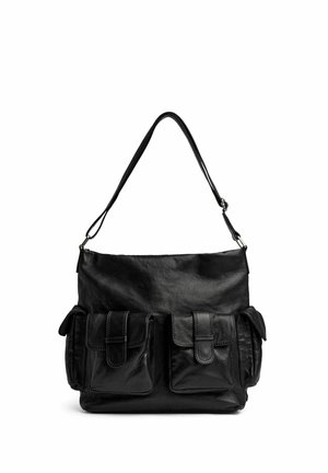 Schwarze Lederschultertasche mit zwei vorderen Klappentaschen und Seitentaschen, mit verstellbarem Schultergurt und weichem, strukturiertem Material.
