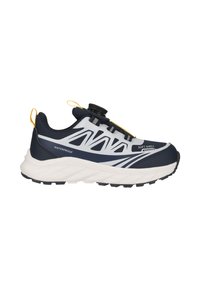 Baskets de sport imperméables bleu marine et blanches avec une matière en softshell, une semelle épaisse, et un système de fermeture à lacets à bouton-pression noir avec des languettes jaunes.