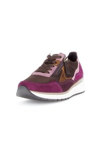 Sneaker en suede dans des nuances de violet, de brun et d'or. Équipé de lacets, d'une fermeture éclair sur le côté et d'une semelle blanche épaisse. Des sections texturées créent un intérêt visuel.