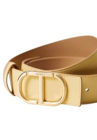 Cintura in pelle gialla con una fibbia lucida in tonalità oro. Texture liscia, con dettagli di cucitura lungo i bordi e fori regolabili per la vestibilità.