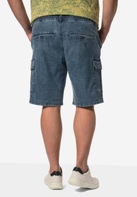 Jeansshorts i mörkblått med avslappnad passform, med sidofickor och ett bekvämt elastiskt midjeband.