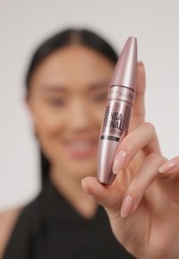 Mascara Maybelline in un tubo metallico rosa. Il design è allungato con un'etichetta nera che riporta la scritta "Gals Sensational" e "Nero".