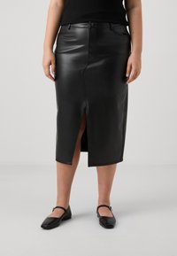 Gonna midi in pelle sintetica nera con spazio anteriore, vestibilità slim e design a cinque tasche; presenta passanti per cintura e una superficie liscia e lucida.